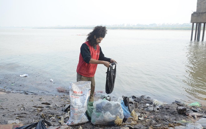 Chàng trai Tây cặm cụi nhặt rác thải dưới chân cầu Long Biên ngày tiễn ông Công ông Táo về trời Ảnh 2