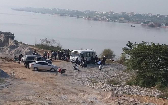 Thả cá tiễn ông Táo về trời, người đàn ông trượt chân ngã xuống sông tử vong Ảnh 2