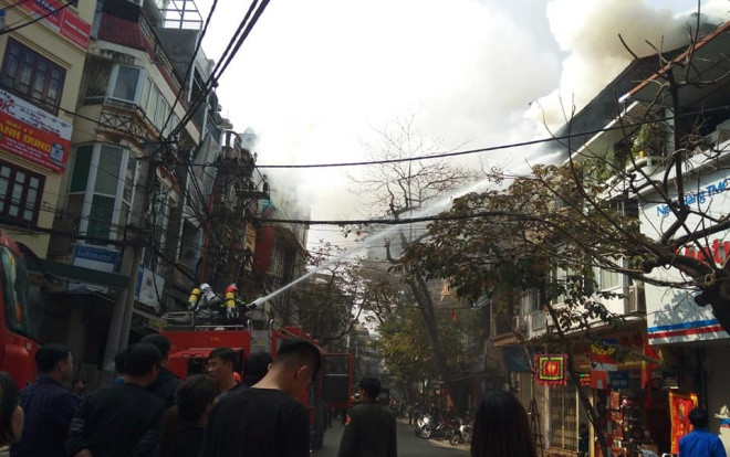 Ngôi nhà 3 tầng trên phố cổ Hà Nội cháy đúng ngày ông Công ông Táo, nhiều người hoảng loạn tháo chạy Ảnh 2