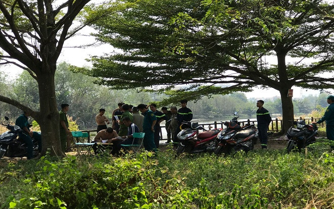 Thả cá tiễn ông Táo về trời, người phụ nữ trượt chân té xuống sông tử vong ở Sài Gòn Ảnh 2