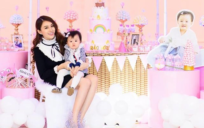 Lê Hà (The Face) tổ chức lễ thôi nôi cho con gái tràn ngập sắc hồng Ảnh 2