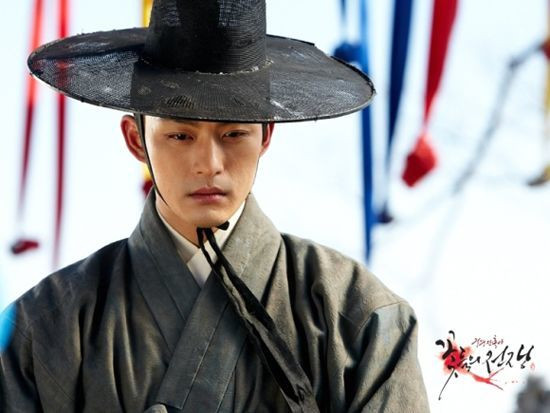 Cả làng giải trí quên 1 năm ngày mất của Jeon Tae Soo, Ha Ji Won buồn bã đi thăm mộ em trai