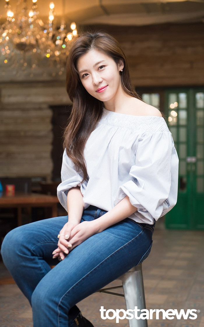 Cả làng giải trí quên 1 năm ngày mất của Jeon Tae Soo, Ha Ji Won buồn bã đi thăm mộ em trai