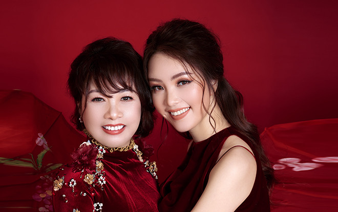 Sự trẻ trung quyến rũ bất ngờ của mẹ á hậu Thụy Vân Ảnh 2