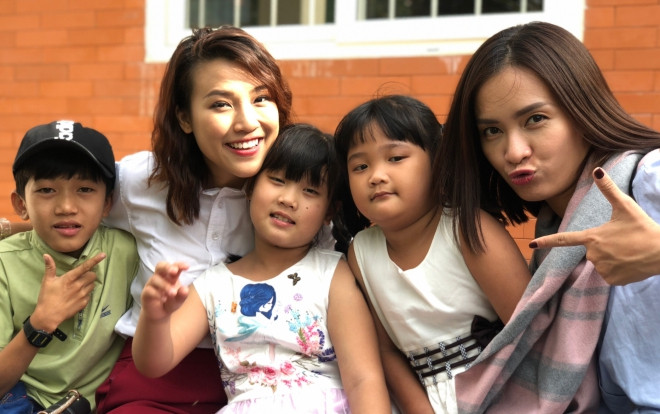 Hoàng Oanh 'rủ rê' Ái Phương mang 'Tết ấm' đến các em nhỏ tại Làng trẻ SOS dịp Xuân về Ảnh 2