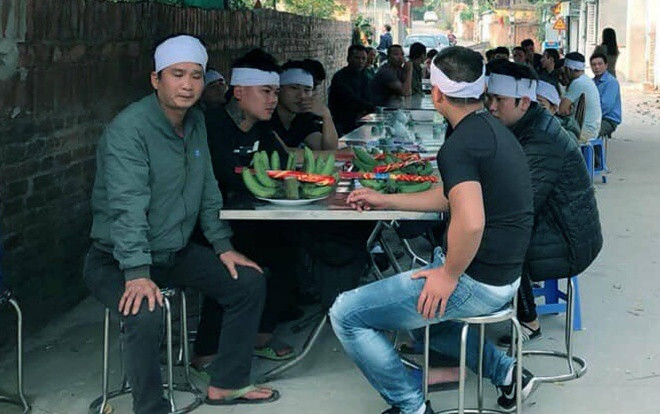 Hàng xóm của tài xế taxi nghi bị cứa cổ tử vong ở SVĐ Mỹ Đình: ‘Cậu ấy mất rồi không biết vợ con sẽ sống ra sao’ Ảnh 2