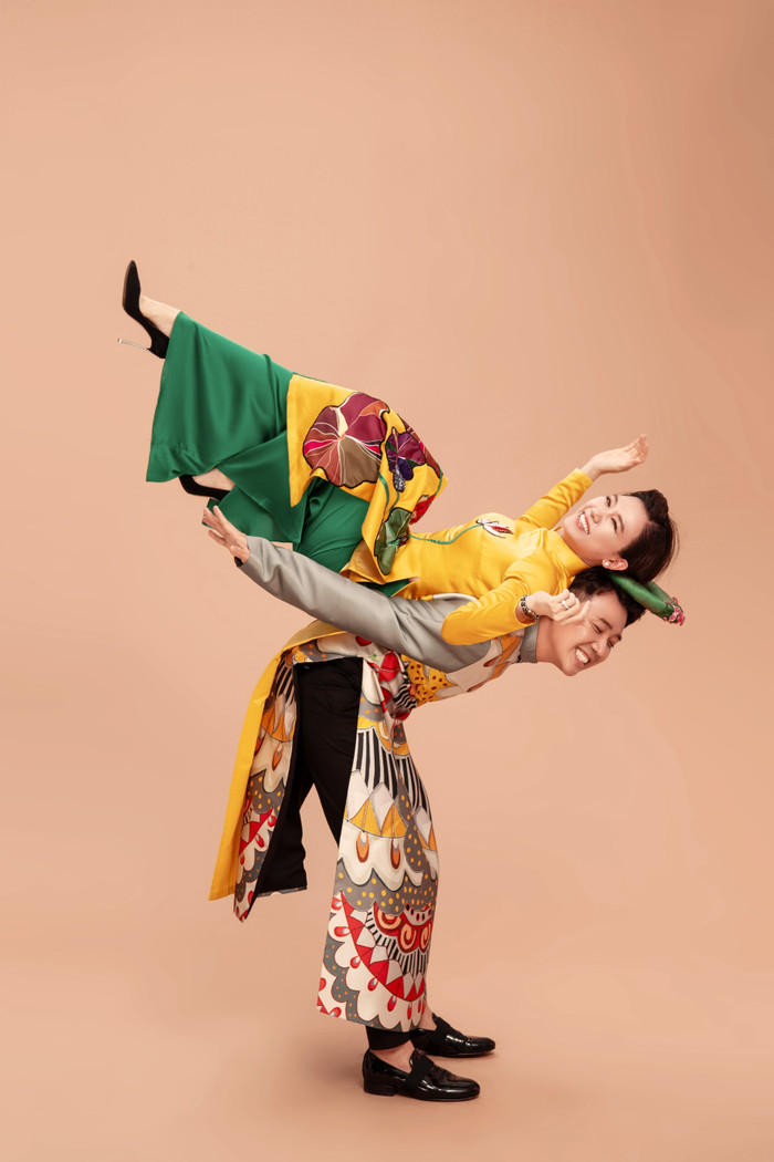 Ai diện áo dài như Hari Won: nhắng nhít hết cỡ, quậy tưng bừng cùng Trấn Thành