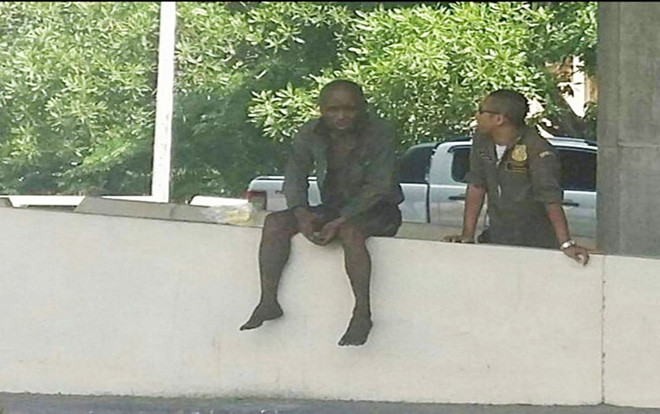 Cảm động người cha ngồi bên vệ đường chờ con gái suốt 10 năm Ảnh 2