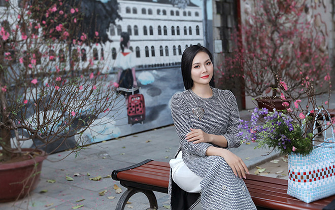 Mặc áo dài dạ tweed đẹp thanh mảnh mà không bị già như Lương Nguyệt Anh Ảnh 2