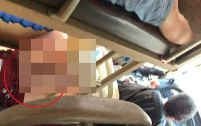 Người phụ nữ mặc váy nhưng lại nằm hớ hênh trên chuyến xe về quê ăn Tết khiến nhiều hành khách khó chịu Ảnh 2