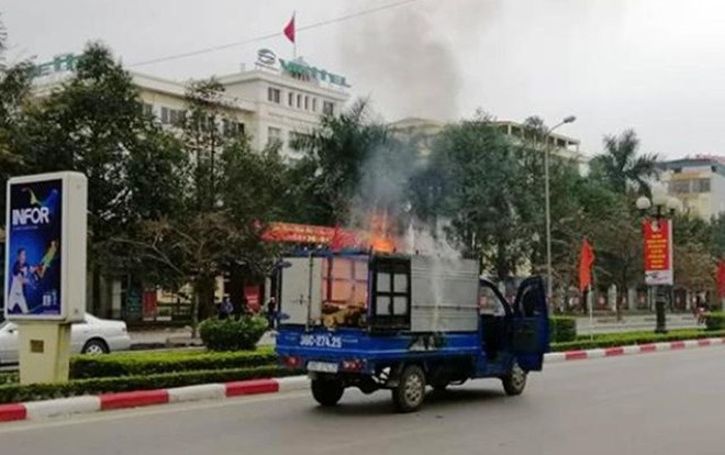 Hy hữu: Luộc bánh chưng Tết trên thùng xe khi đang đi, chiếc ô tô bốc cháy đùng đùng giữa đường Ảnh 2