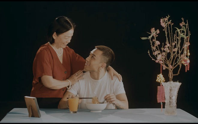 Hot boy cover từng khóc như mưa khi một mình đón giao thừa ở trời Tây Ảnh 2