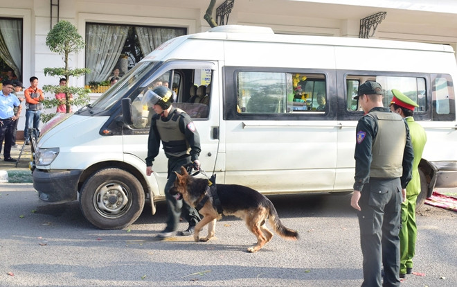 Bỏ 14.000 viên ma túy vào tiểu sành hài cốt rồi thuê xe tang vận chuyển đi tiêu thụ Ảnh 2