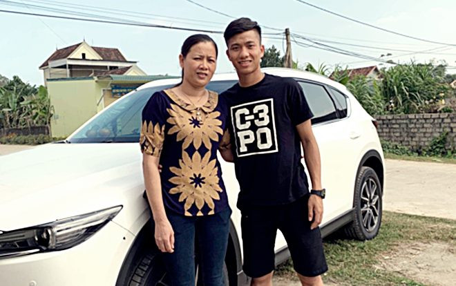 Phan Văn Đức - Từ mức lương không đủ mua giày đến xe bạc tỷ tặng mẹ Ảnh 2