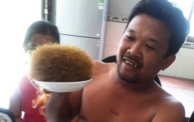 Dân ùn ùn kéo đến xem vật lạ trong bụng lợn 300kg khi bị mổ thịt 29 Tết Ảnh 2