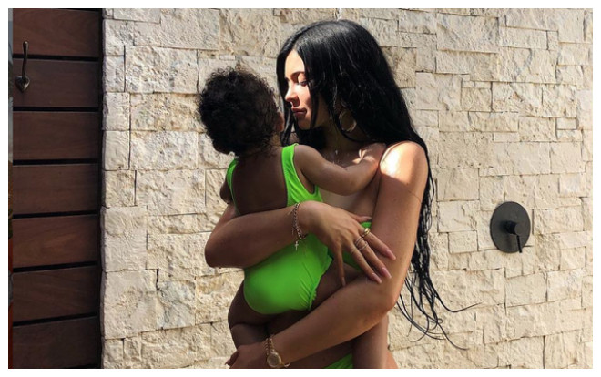 Con gái tròn 1 tuổi, Kylie Jenner tổ chức tiệc sinh nhật ngập màu sắc cầu vồng Ảnh 2