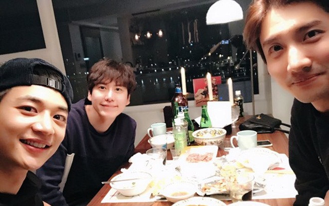 'Bộ tộc say xỉn' Changmin (DBSK), Minho (SHINee) ăn mừng sinh nhật Kyuhyun (Super Junior) Ảnh 2