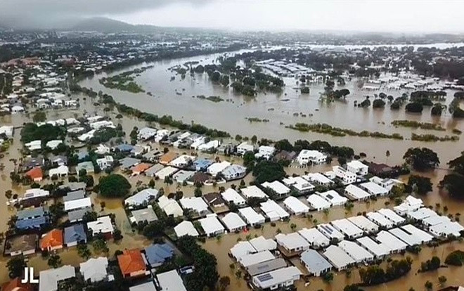 Lũ lụt nghiêm trọng ở Úc khiến cá sấu bò ra đường, người dân phải trèo lên mái nhà trú ẩn Ảnh 2