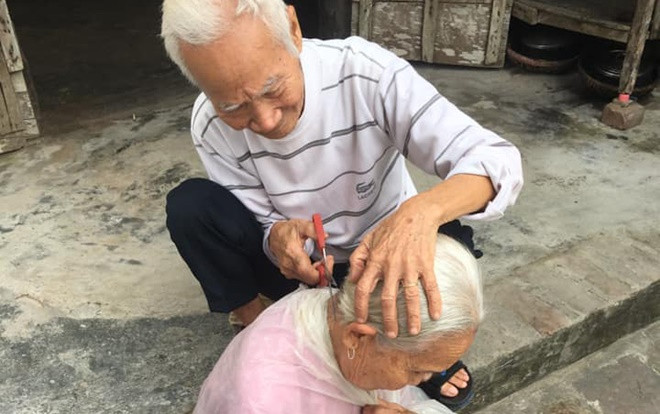 Khoảnh khắc khiến mọi người ấm lòng chiều 30 Tết: Ông cắt tóc cho bà, bố cắt tóc cho mẹ để đón năm mới Ảnh 2