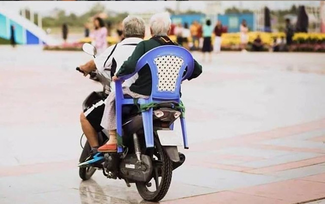 Hình ảnh xúc động ngày Tất niên: 2 người già chở nhau trên chiếc xe đặc biệt khiến ai cũng xuýt xoa Ảnh 2