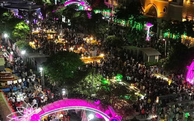 Không khí đón Giao thừa 2019 ở 2 miền đất nước: Sài Gòn nô nức, Hà Nội vắng vẻ Ảnh 2