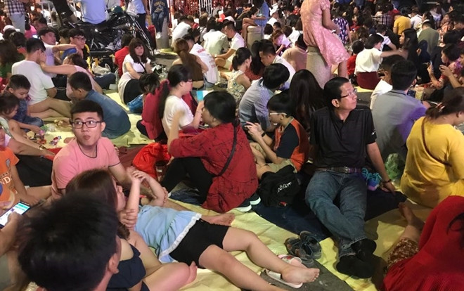 Người Sài Gòn vạ vật chờ xem pháo hoa, phải thuê 10k/ tấm bạt bé xíu ngồi đón Giao thừa Ảnh 2