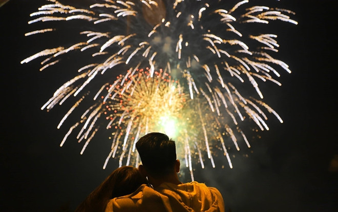Pháo hoa rực sáng trên bầu trời Hà Nội đêm Giao thừa Tết Nguyên đán Kỷ Hợi 2019 Ảnh 2