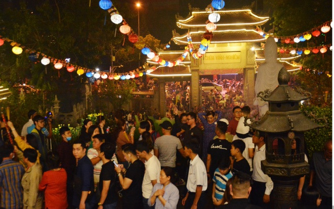 Quá nửa đêm, hàng nghìn người Sài Gòn vẫn đổ về chùa Vĩnh Nghiêm để cầu may đầu năm Ảnh 2