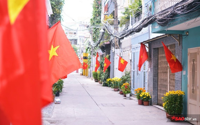 Mùng 1 Tết Nguyên đán: Có những ngõ hẻm thật bình yên, rợp cờ đỏ hoa vàng Ảnh 2