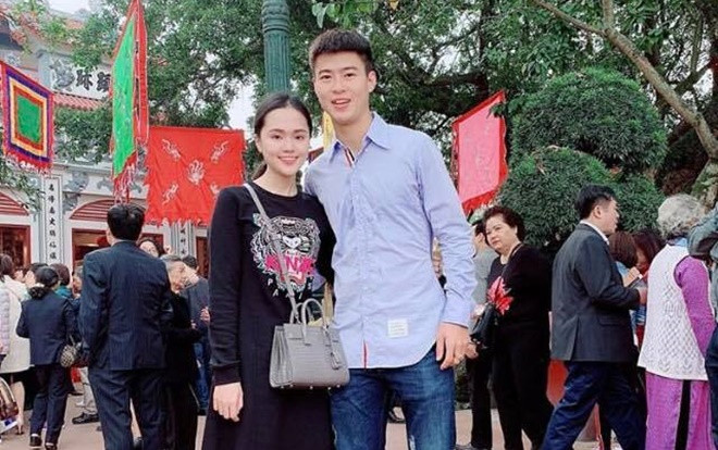 Năm mới năm me, Duy Mạnh đã sánh đôi với 'công chúa béo' Quỳnh Anh đi chùa cầu bình an hạnh phúc Ảnh 2