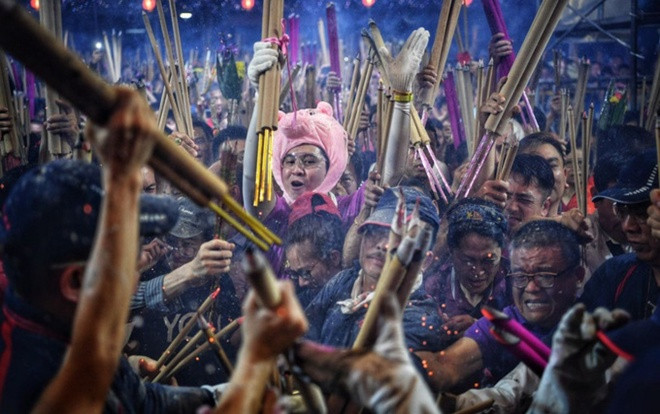 Người Singapore chen lấn thắp hương cầu may đầu năm Kỷ Hợi Ảnh 2