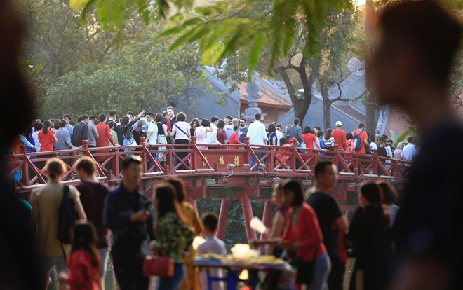 Sau buổi sáng vắng vẻ yên tĩnh, chiều mùng 1 đường phố Hà Nội chật kín người đi du xuân Ảnh 2