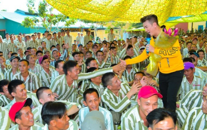 Bức ảnh chia sẻ mạnh mẽ ngày đầu năm: Mr. Đàm hạnh phúc hát mừng Xuân tại trại giam Ảnh 2