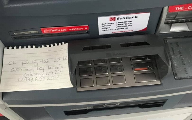 Hình ảnh đẹp ngày Tết ở Đà Nẵng: Cô gái dán thông báo lên trụ ATM tìm người bỏ quên tiền Ảnh 2