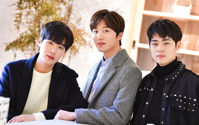 Dispatch phát hành bộ ảnh đẹp như mơ của bộ ba mỹ nam 'SKY Castle': Chani (SF9), Kim Dong Hee và Jo Byung Gyu Ảnh 2
