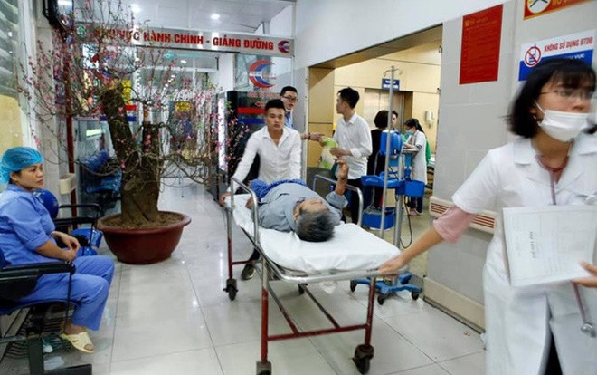 Chúc Tết thầy giáo cũ, nam sinh U20 lần đầu uống rượu dẫn đến hôn mê sâu Ảnh 2