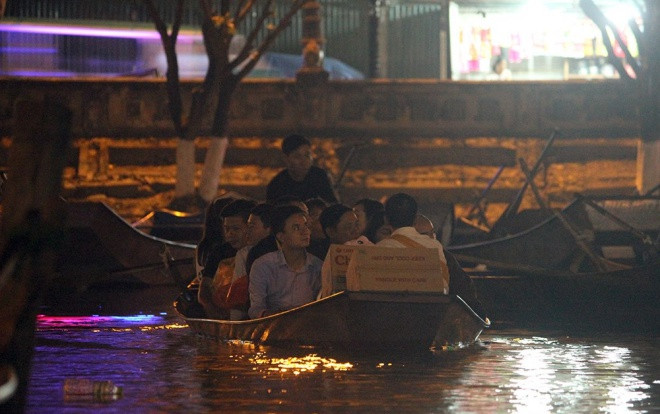 Hàng vạn du khách xuyên đêm chèo thuyền trên suối Yến đi khai hội chùa Hương Ảnh 2