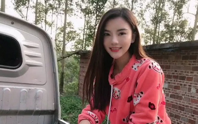 Về quê cho lợn ăn để tỏ ra là 'gái đảm', cô nàng bị dân mạng chỉ trích 'diễn sâu và làm màu' Ảnh 2