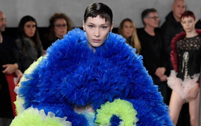Bella Hadid đẹp lạnh lùng trong đầm hoa khổng lồ tại New York Fashion Week Ảnh 2