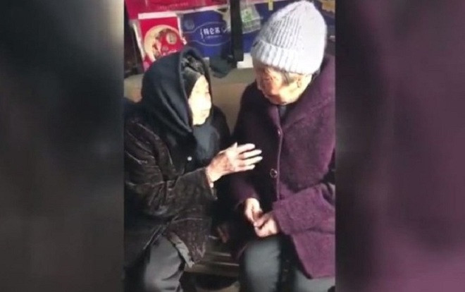 Xúc động khoảnh khắc cụ bà 105 tuổi dặn dò, lì xì con gái 74 tuổi Ảnh 2