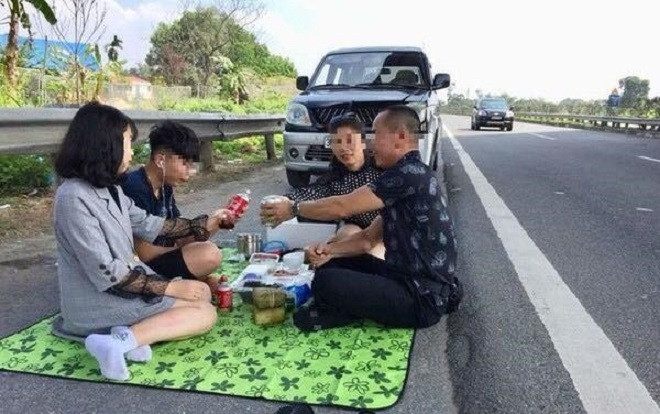 Người livestream cảnh gia đình ngồi ăn uống trên cao tốc Nội Bài - Lào Cai gây bức xúc bị xử phạt 5,5 triệu đồng Ảnh 2