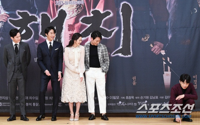 Họp báo 'Haechi': Go Ara trở thành nữ phụ đam mỹ giữa rững mỹ nam Jung Il Woo, Kwon Yul, Park Hoon Ảnh 2