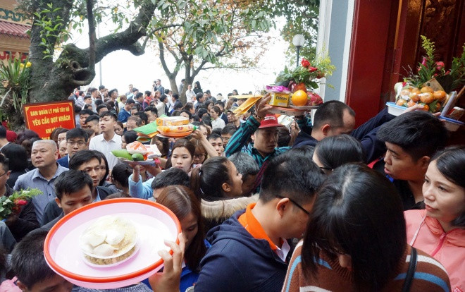 Dân công sở đổ về phủ Tây Hồ đông khủng khiếp trong ngày đầu tiên đi làm của năm mới Ảnh 2