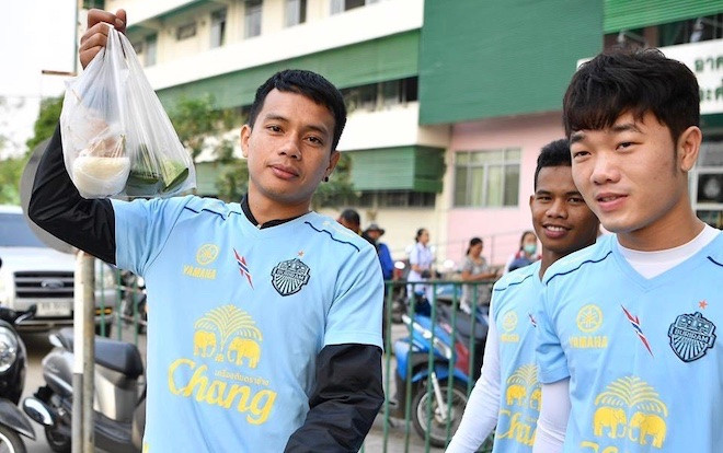 Vừa sang Thái Lan, Xuân Trường đã gây thương nhớ bằng hình ảnh đi ăn vỉa hè Ảnh 2