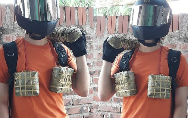 Trở lại trường học sau kỳ nghỉ Tết, cậu bạn được bố mẹ tặng cặp bánh chưng và một đòn bánh tét đeo lơ lửng trên vai khiến nhiều người đồng cảm Ảnh 2