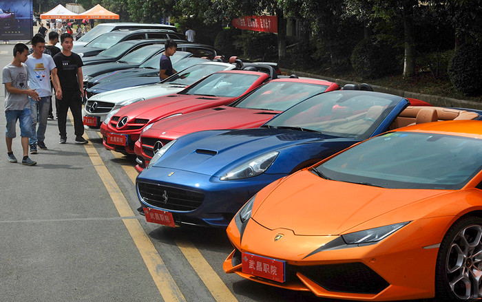 Choáng với những ngôi trường giàu có bậc nhất trên thế giới nơi học sinh chỉ lái toàn siêu xe đi học Ảnh 2