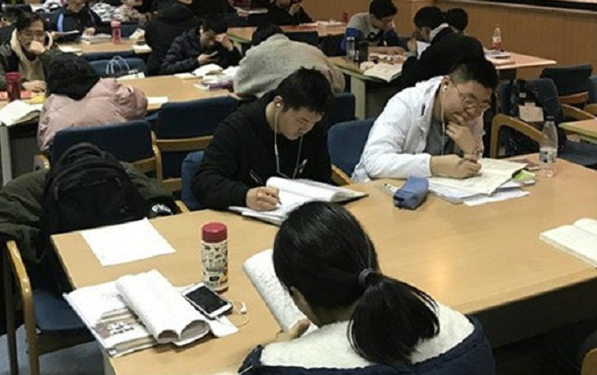 Khổ như học sinh Trung Quốc, đến lì xì cũng không kịp bóc vì mải học 24/7 bất chấp nghỉ Tết Ảnh 2