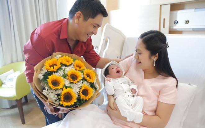 Sau ồn ào 'Cua lại vợ bầu' và 'Trạng Quỳnh', đạo diễn Đức Thịnh ăn vận bảnh bao đón vợ con về nhà Ảnh 2