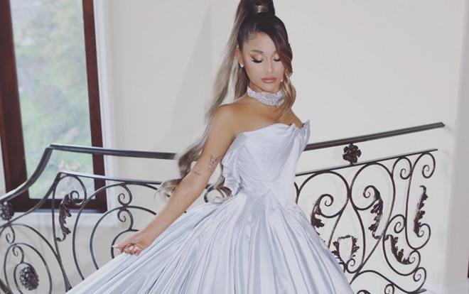 Ẩn đằng sau chiếc váy mà Ariana Grande đã mặc để xem Grammy 2019 là một câu chuyện buồn Ảnh 2