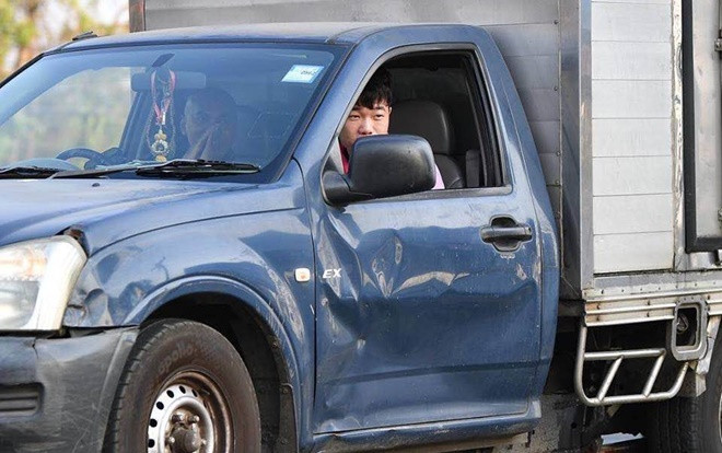 Sang Thái Lan, Xuân Trường 'gây bão' khi đi… phụ xe đông lạnh Ảnh 2